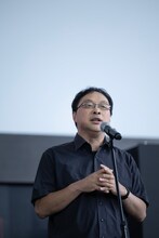 第30回釜山国際映画祭にて、「恋愛裁判」野外グリーティングに参加した深田晃司