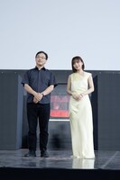 第30回釜山国際映画祭にて、「恋愛裁判」野外グリーティングに参加した齊藤京子（右）、深田晃司（左）