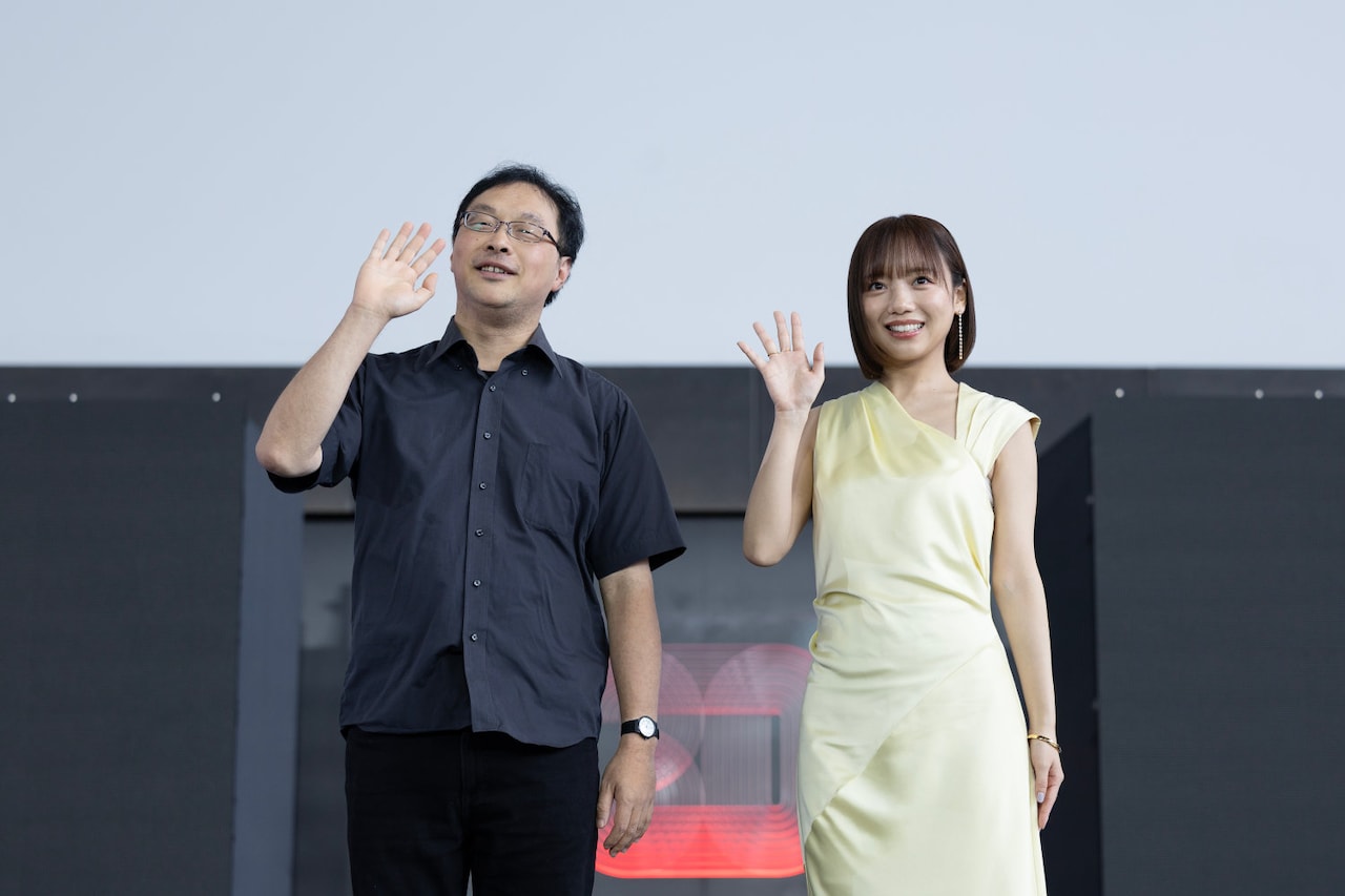 第30回釜山国際映画祭にて、「恋愛裁判」野外グリーティングに参加した齊藤京子（右）、深田晃司（左）