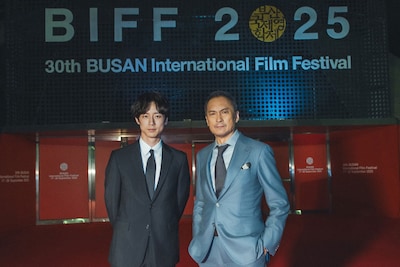 第30回釜山国際映画祭に出席した、「盤上の向日葵」の坂口健太郎（左）と渡辺謙（右）