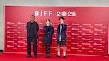 第30回釜山国際映画祭に出席した三宅唱（左）、シム・ウンギョン（中央）、髙田万作（右）