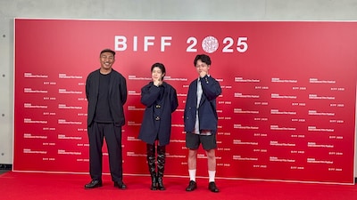 第30回釜山国際映画祭に出席した三宅唱（左）、シム・ウンギョン（中央）、髙田万作（右）