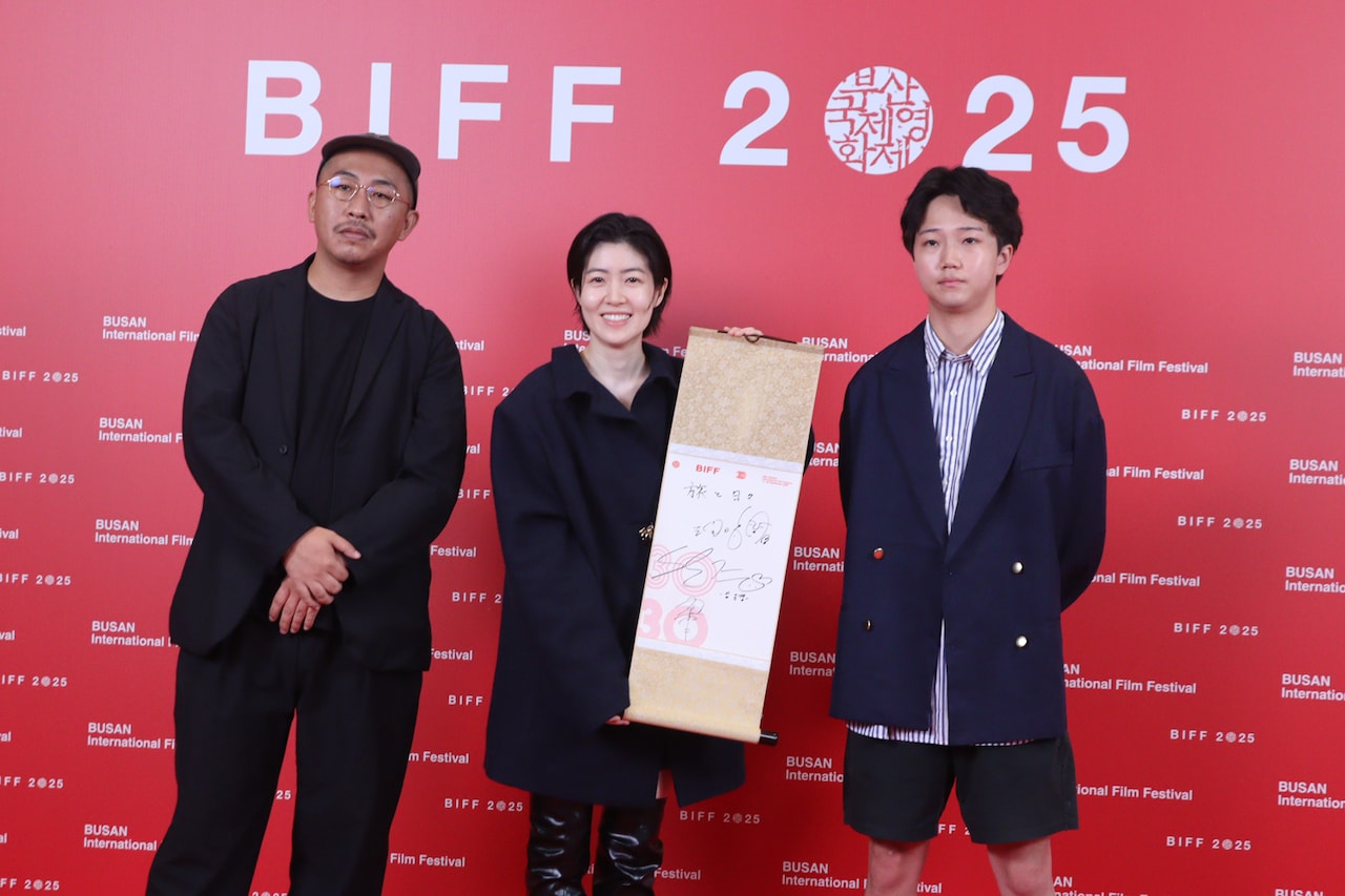第30回釜山国際映画祭に出席した三宅唱（左）、シム・ウンギョン（中央）、髙田万作（右）