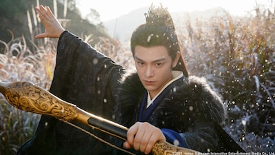 “白無常”として世間から恐れられている沈渡（ちんと）。演じるのは中国ドラマ「永夜星河～シークレット・ラブミッション～」などで知られるディン・ユーシー（丁禹兮）