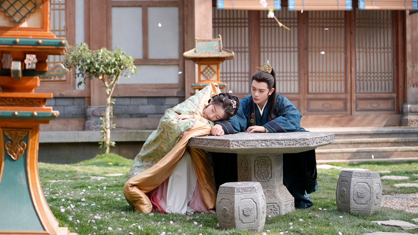 ドン・エンシー（鄧恩熙）演じる顔幸（左）とディン・ユーシー（丁禹兮）演じる沈渡（右）