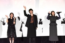 左から楠木ともり、戸谷菊之介、上田麗奈