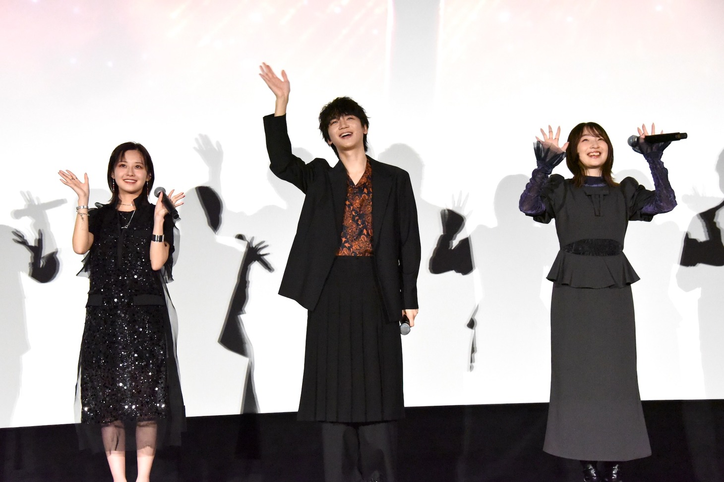 左から楠木ともり、戸谷菊之介、上田麗奈
