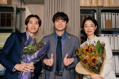 「僕達はまだその星の校則を知らない」オールアップを迎えた許豊凡（左）と市川実和子（右）。中央は磯村勇斗