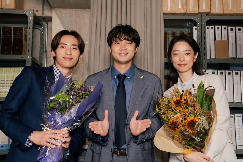 「僕達はまだその星の校則を知らない」オールアップを迎えた許豊凡（左）と市川実和子（右）。中央は磯村勇斗