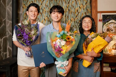 「僕達はまだその星の校則を知らない」オールアップを迎えた淵上泰史（左）と木野花（右）。中央は磯村勇斗