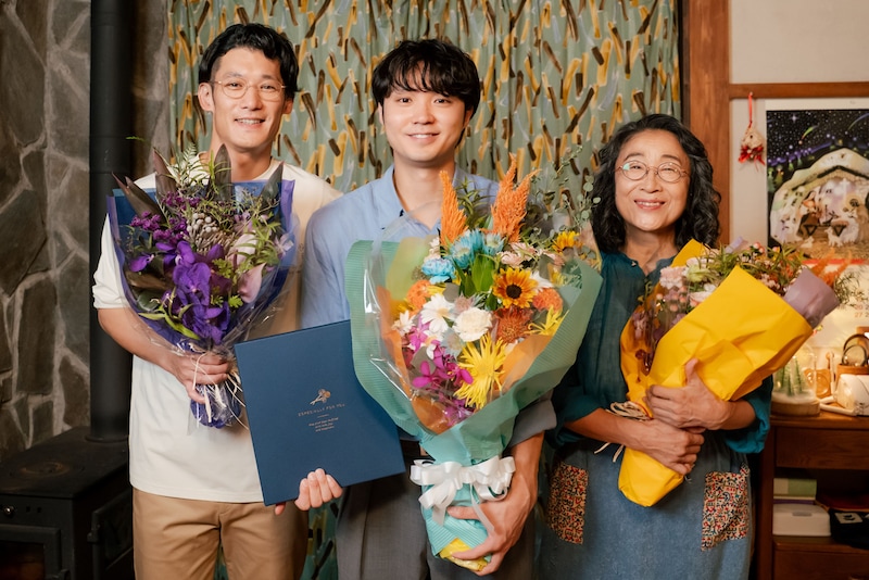 「僕達はまだその星の校則を知らない」オールアップを迎えた淵上泰史（左）と木野花（右）。中央は磯村勇斗