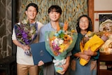 「僕達はまだその星の校則を知らない」オールアップを迎えた淵上泰史(左)と木野花(右)。中央は磯村勇斗