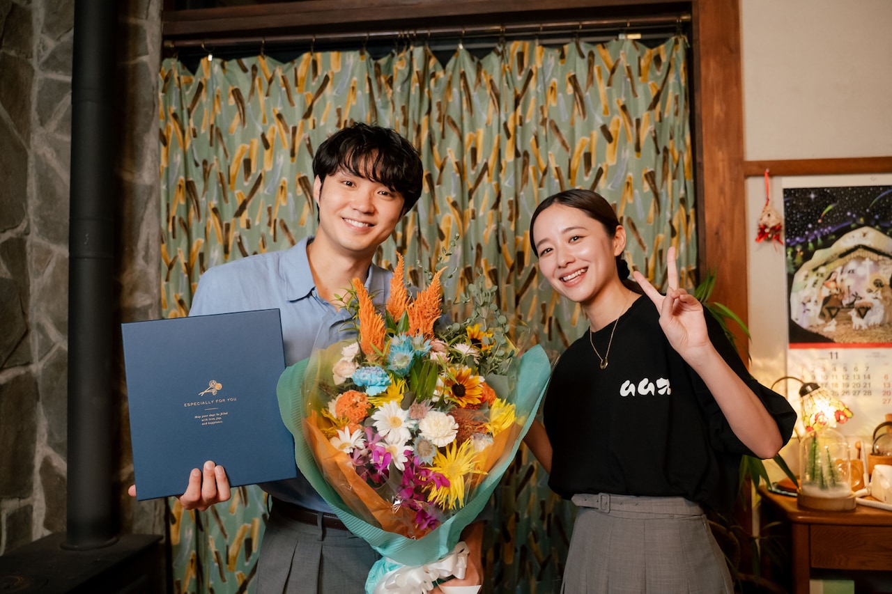 「僕達はまだその星の校則を知らない」オールアップを迎えた磯村勇斗（左）と堀田真由（右）