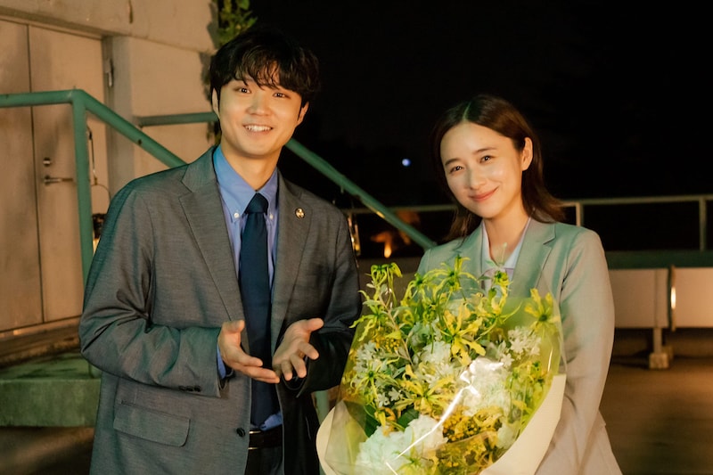 「僕達はまだその星の校則を知らない」オールアップを迎えた堀田真由（右）と磯村勇斗（左）