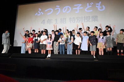 風間俊介が「緊張している人？」と尋ねると、キャストたちが次々に手を挙げる