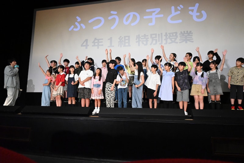 風間俊介が「緊張している人？」と尋ねると、キャストたちが次々に手を挙げる