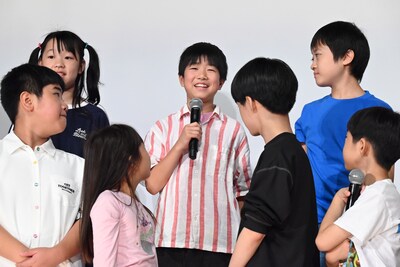 白石絃馬（中央）