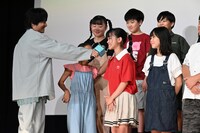 マイクを向けられる真中ちはや（中央）