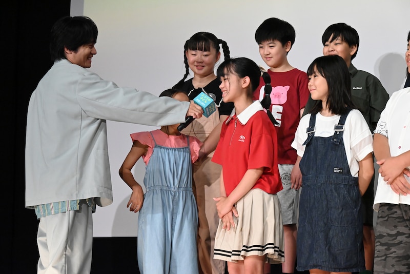 マイクを向けられる真中ちはや（中央）