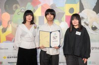 プレゼンターの山中瑶子（左）、「アンダー・マイ・スキン」で審査員特別賞に輝いた細川巧晴（中央）