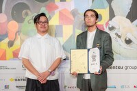 プレゼンターの関友彦（左）、「BRAND NEW LOVE」で準グランプリに輝いた岩倉龍一（右）