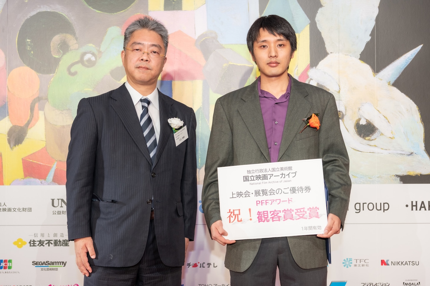 「黄色いシミ」で観客賞に輝いた野村一瑛（右）