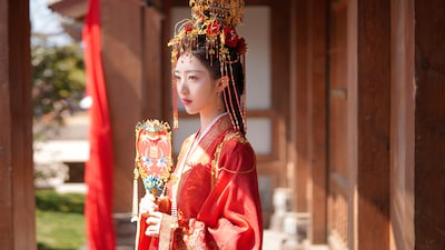 ドン・エンシー（鄧恩熙）演じるヒロインの顔幸（がんこう）。花嫁であるはずの姉が逃亡し、身代わりとして自ら沈渡との婚姻を申し出る