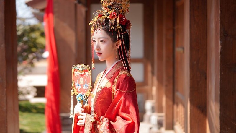 ドン・エンシー(鄧恩熙)演じるヒロインの顔幸(がんこう)。花嫁であるはずの姉が逃亡し、身代わりとして自ら沈渡との婚姻を申し出る