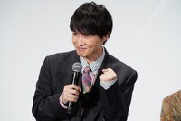 三谷幸喜から称賛され、ガッツポーズをする神木隆之介