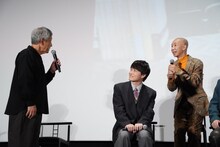 ひょうろく（右）に「俺たちに明日はないからな！」とアドバイスを送る小林薫（左）