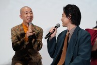 小林薫に「ごはんの作り方を教えてもらった」と言うひょうろく（左）に「リアル“深夜食堂”ですね」と返す菅田将暉（右）