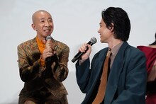 小林薫に「ごはんの作り方を教えてもらった」と言うひょうろく（左）に「リアル“深夜食堂”ですね」と返す菅田将暉（右）