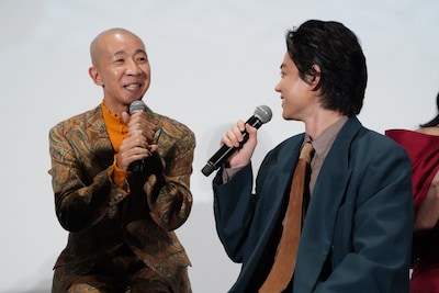 小林薫に「ごはんの作り方を教えてもらった」と言うひょうろく（左）に「リアル“深夜食堂”ですね」と返す菅田将暉（右）