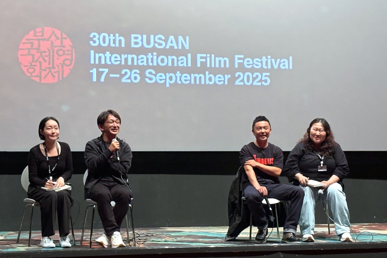 第30回釜山国際映画祭にて「The Furious」公式上映に出席した監督の谷垣健治（左）、主演のシェー・ミャオ（右）