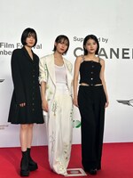 第30回釜山国際映画祭の様子。左から吉田美月喜、南沙良、出口夏希