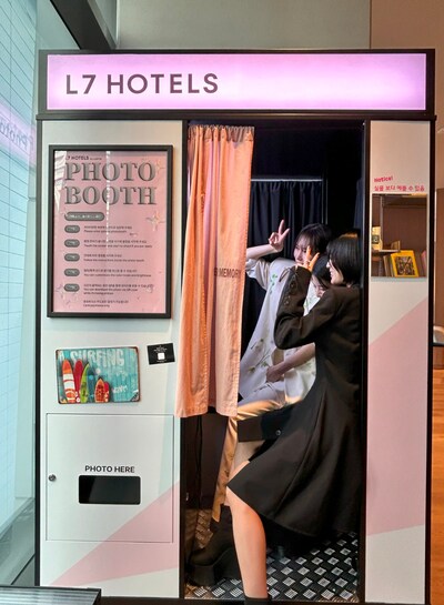 劇中のシーンを再現するため、プリクラを撮る南沙良・出口夏希・吉田美月喜