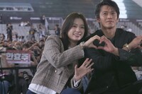 第30回釜山国際映画祭での「匿名の恋人たち」アウトドアグリーティングの様子。左からハン・ヒョジュ、小栗旬