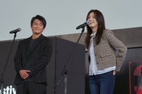 第30回釜山国際映画祭での「匿名の恋人たち」アウトドアグリーティングの様子。左から小栗旬、ハン・ヒョジュ