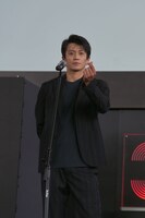 第30回釜山国際映画祭での「匿名の恋人たち」アウトドアグリーティングの様子。指ハートする小栗旬