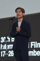 第30回釜山国際映画祭での「匿名の恋人たち」アウトドアグリーティングに参加した月川翔