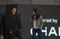 第30回釜山国際映画祭での「匿名の恋人たち」アウトドアグリーティングの様子。左から小栗旬、ハン・ヒョジュ