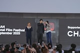 第30回釜山国際映画祭での「匿名の恋人たち」アウトドアグリーティングの様子。左から月川翔、小栗旬、ハン・ヒョジュ