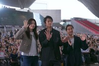 第30回釜山国際映画祭での「匿名の恋人たち」アウトドアグリーティングの様子。左からハン・ヒョジュ、小栗旬、月川翔