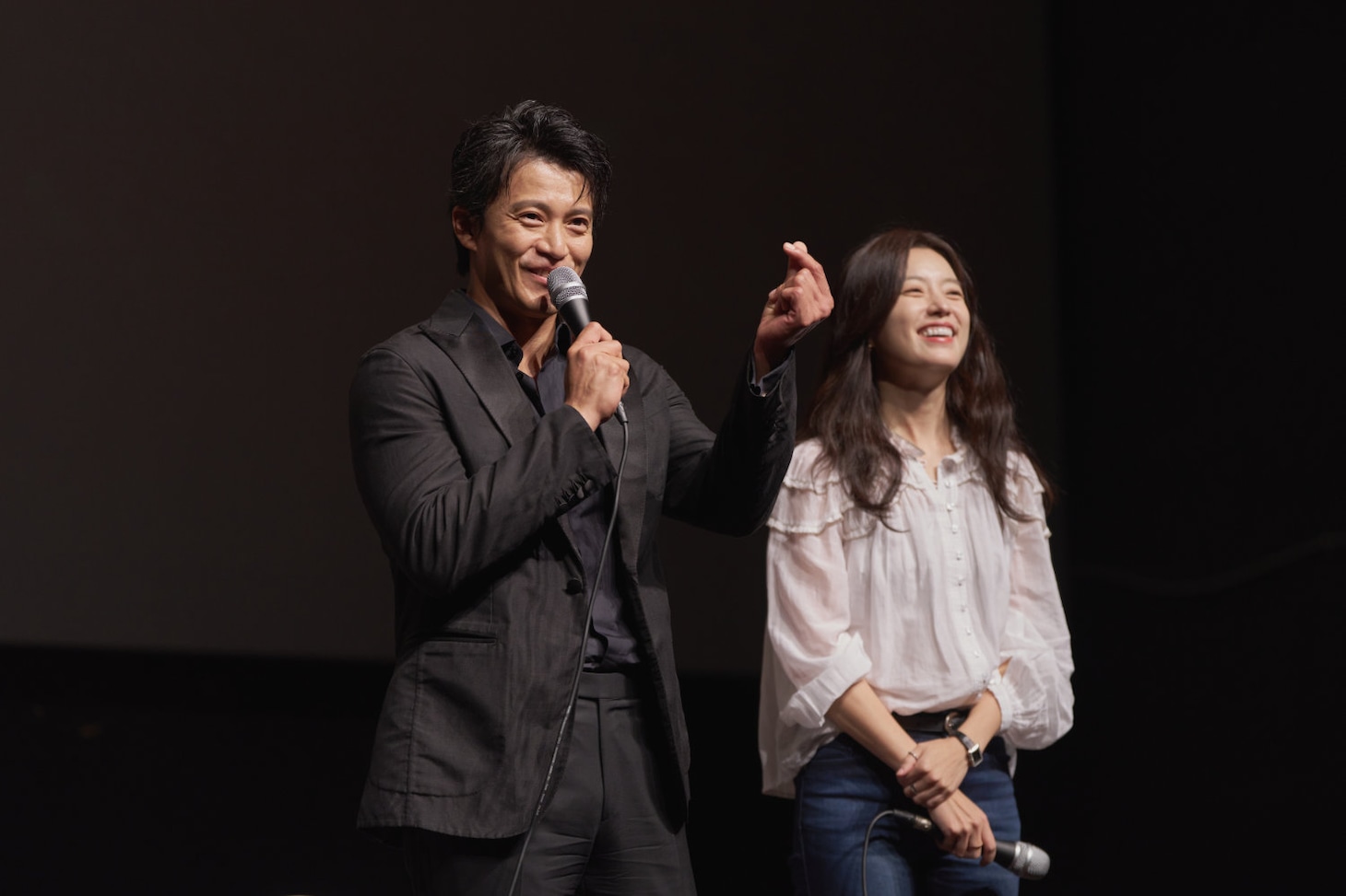 第30回釜山国際映画祭での「匿名の恋人たち」ワールドプレミアの様子。左から小栗旬、ハン・ヒョジュ