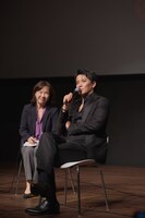 第30回釜山国際映画祭での「匿名の恋人たち」ワールドプレミアに登壇した小栗旬（手前）