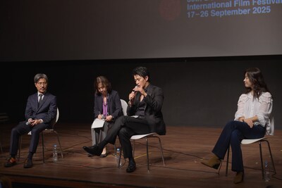 第30回釜山国際映画祭での「匿名の恋人たち」ワールドプレミアの様子