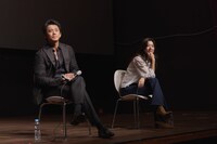 第30回釜山国際映画祭での「匿名の恋人たち」ワールドプレミアの様子。左から小栗旬、ハン・ヒョジュ