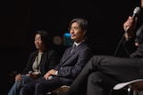 第30回釜山国際映画祭での「匿名の恋人たち」ワールドプレミアに登壇した月川翔(中央)
