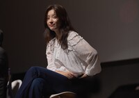 第30回釜山国際映画祭での「匿名の恋人たち」ワールドプレミアに登壇したハン・ヒョジュ