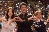 第30回釜山国際映画祭での「匿名の恋人たち」ワールドプレミアの様子。左からハン・ヒョジュ、小栗旬、月川翔